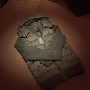 Leon Marcel jacka i storlek S  - Den är helt oanvänd och i jättebra skick, är 181 och S passar bra. Priset kan diskuteras 