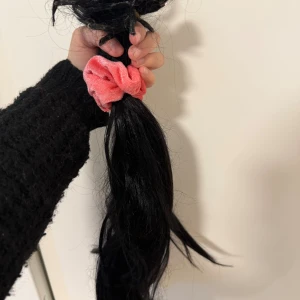 Äkta löshår nail hair. - Säljer svart nail hair äkta använt endast en månad innan jag bytte hårfärg finns även några slingor som är helt oanvänd. 