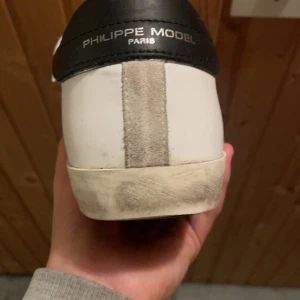 Vita sneakers från Philippe Model - Säljer ett par feta Philipe modell skor. De är vita och har svarta detaljer. Pris kan diskuteras 