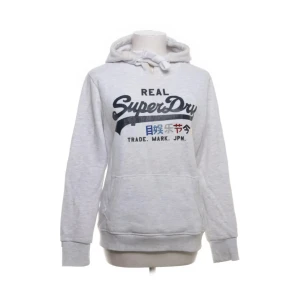 Superdry hoodie  - Superdry hoodie - Ljusgrå - Storlek: Medium - Bra skick, använd inga synliga defekter - Nypris: 949kr - Mitt pris: 399kr - hör av dig vid funderingar 💫