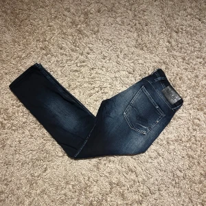 Replay anbass slim fit herr jeans med slitningar w31 - Replay anbass i slim passform. Nytt skick, inga defekter. Storlek W31. Riktigt skön wash på dessa med feta slitningar, kan mötas sthlm annars postas dem samma dag som köp eller dagen därpå🙌💯