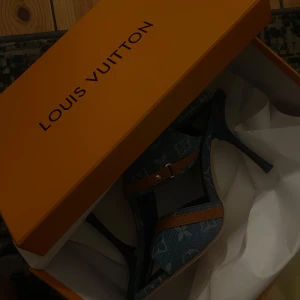 Louis Vuitton denimklackar  - Säljer ett par oanvända Louis Vuitton klackar i blå denim. Strl 42. Inte äkta men hög kvalite därav priset. Priset kan även diskuteras. 