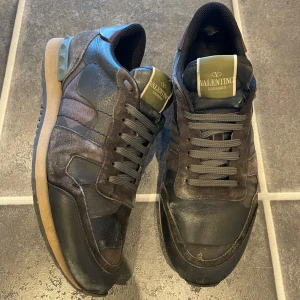 Valentino Rockrunners - Säjer nu dessa riktigt feta rockrunners som är perfekta till vintern! Jätte varma och sköna! Size: 41 fits 42! självklart äkta! Nypris: 7650kr! Hör av er vid minsta funderingar🙌