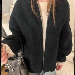 Bomberjacka  - Superfin marinblå jacka från Zara i storlek M/L💕helt slutsåld 