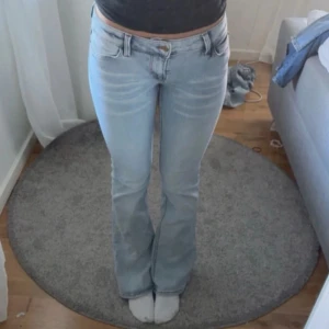 Cheap monday jeans - Bra skick och supersnygga! Strl 29/32🩷🩷🩷 lite upptrampade (se bilder)