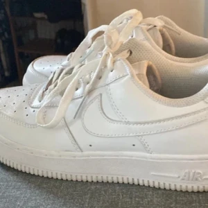 Nike Air Force 1  sneakers - Klassiska Nike Air Force 1 sneakers i vitt. Storlek 39 (25cm) sparsamt använda och typ som nya! Köpta på Vinted för 1000kr men säljer då de förhoppningsvis blir använda mer av en ny ägare🤩🙏