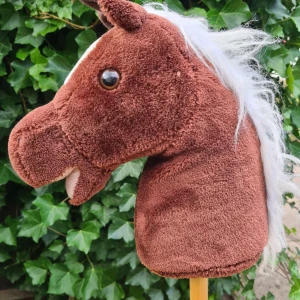 Käpphäst  - Käpphäst säljes för 150 men pris kan diskuteras, i bra skick. Gnäggar om man trycker på ena örat, kan fraktas isåfall står köparen för frakten