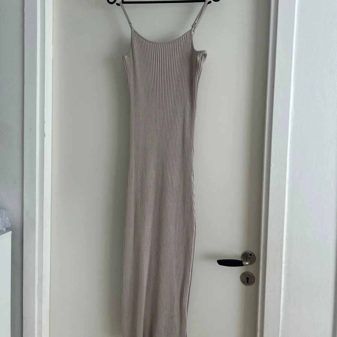 Beige ribbad långklänning