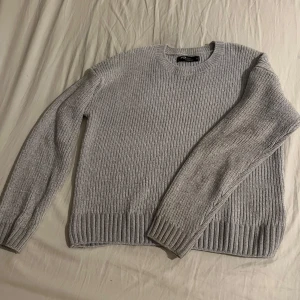 Tröja från New Yorker - Grå supermysig tröja från New Yorker med mjukt och följsamt tyg. Perfekt för kallare dagar. Använd fåtal gånger. Storlek S. Nypris: 119kr