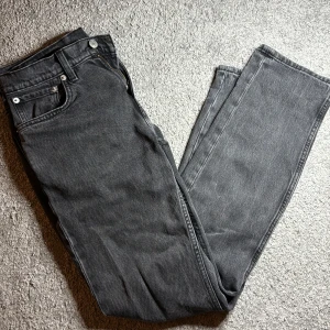 Svarta jeans från 157 New Classic - Snygga grå jeans från 157 New Classic med klassisk femficksdesign och raka ben. Jeansen har en stilren look och är tillverkade i ett mjukt denimtyg som passar perfekt till en avslappnad stil. Dem är för stora på mig så jag har inte användt dem. Det är sånt som händer när man inte prövar det på sig först. Strlk 29,32