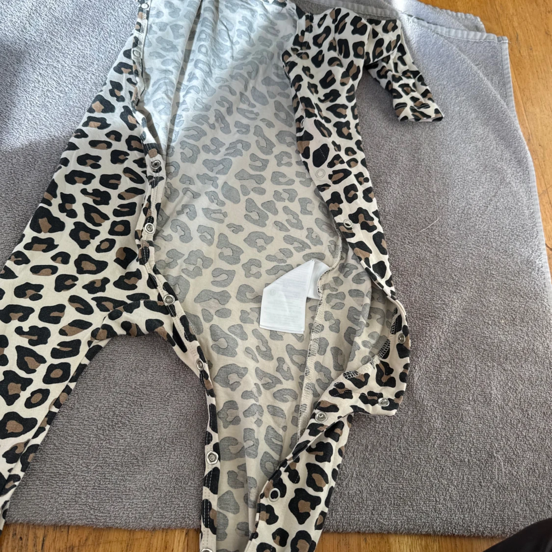 Leopardmönstrad byxdress i bomull - 1