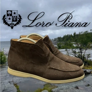 Loro piana höga loafers - Säljer nu dessa höga Loror piana loafers. Dom är i fint skick men dom har inte kvar original sulan och den har bytts ut mot en ny fin sula. Skorna har en gul fläck på undersidan av högra sulan men det är inget man tänker på vid användning av dom. Dom är små i storleken så om man har storlek 43 borde dom passa. Det är bara att höra av sig om man har några frågor eller om man vill ha flera bilder.