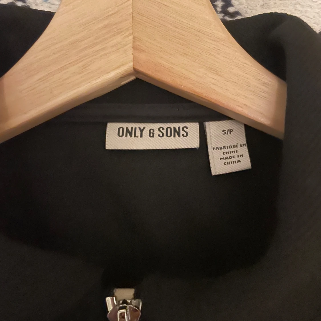 Svart huvtröja  med dragkedja Only & Sons storlek S. Ny utan prislapp - 3