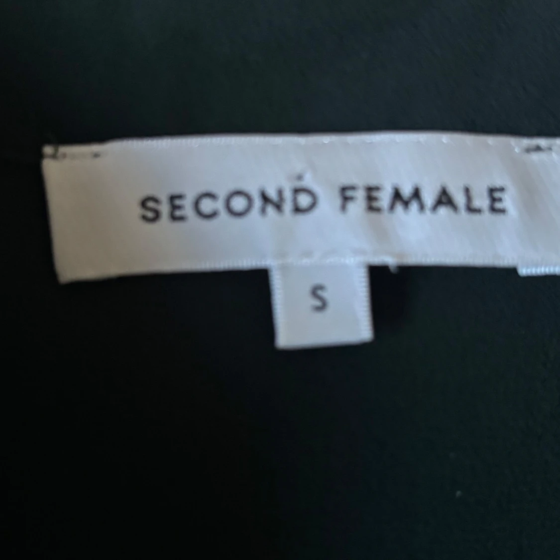 Mörkgrön blus med volang från Second Female - 3