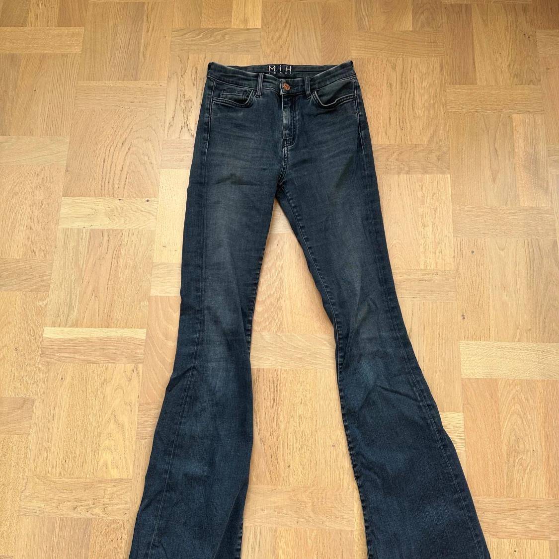 Mörkblå bootcut jeans från MIH Jeans - 3