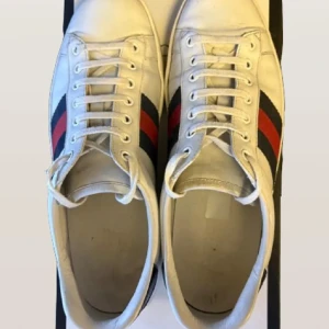 Gucci skor - Vita Gucci skor | storlek 42,5 | box och dustbag är inkluderat