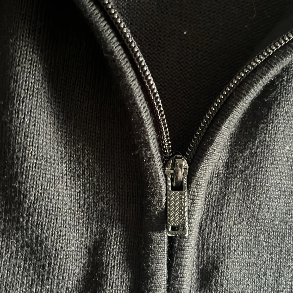 Svart stickad jacka från Lacoste - 2