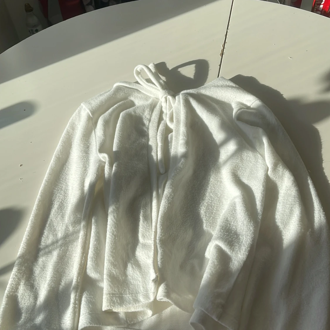 Vit hoodie med snörning