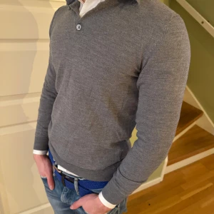 Grå Merino Rygbytröja XS - - grå merino rugbytröja från Christian berg i storlek M (sitter som XS) - gjord i en merinoblend - modellen på bilden är 171cm och väger 62kg - 