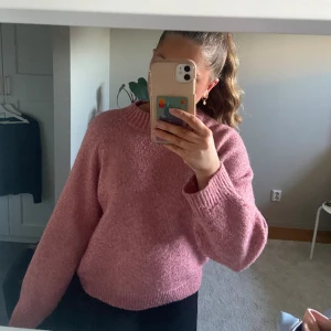 stickad tröja - Super fin stickad tröja. Säljer då den inte kommer till användning längre. Det är Strl 164 men passar fint på mig som annars bär xs-s. Finns en del noppror.