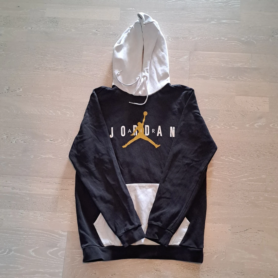 Air Jordan hoodie med vit huva och ficka