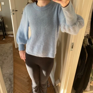 Ljusblå stickad tröja med puffärm - Superfin ljusblå stickad tröja med puffiga ärmar och rund halsringning. Jätteskön och fin passform. Skriv om du har frågor eller vill ha fler bilder.