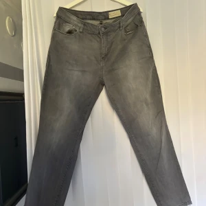 Grå jeans från Esprit - Snygga grå jeans från Esprit med klassisk femficksdesign och smalare ben. Jeansen har en diskret tvättad look och är tillverkade i mjukt bomullsmaterial med lite stretch för extra komfort. Perfekta till en avslappnad stil och funkar året runt.