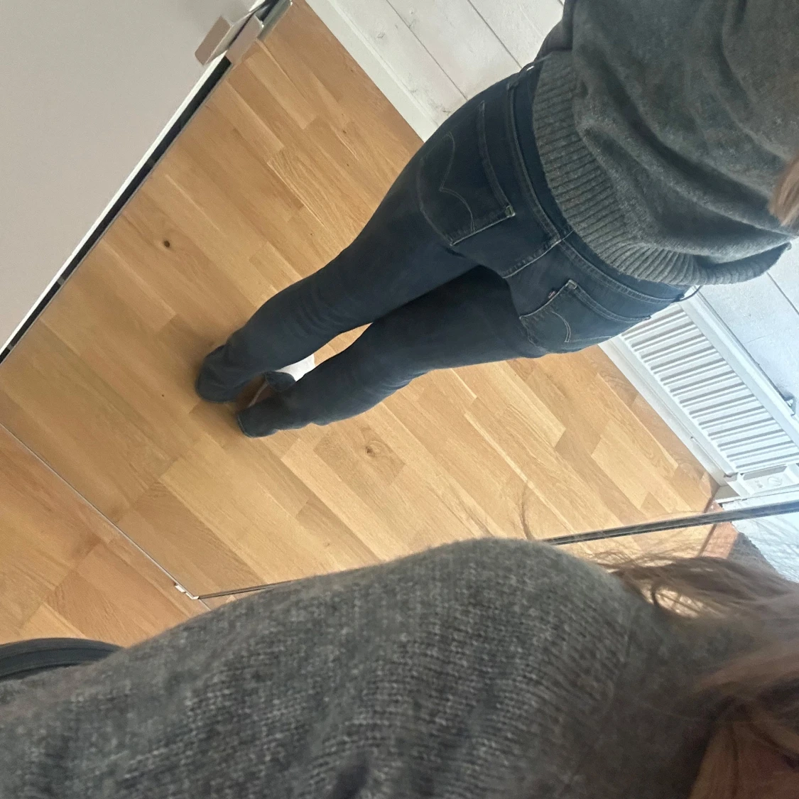 Mörkblå jeans med slits från Levis - 1