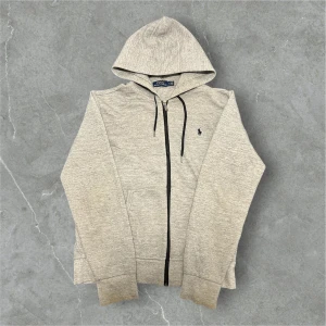 Ralph Lauren Zip Hoodie Grå - 📍Storlek:M  💪🏽Skick:Mycket bra   📐Mått:Längd:62cm:Axelbredd:47cm  📎Material:58%Bomull:42%Polyester  📦Skickar alltid inom 24h  💸Köp fler plagg för att få billigare pris  ✅Äkthetsgaranti