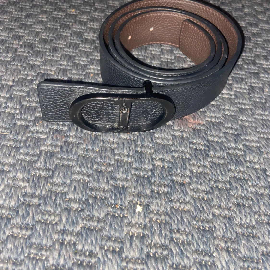 Svart och brunt skärp i skinn,Dio r