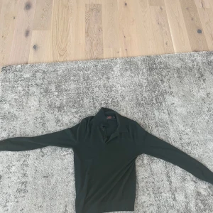 Mörkgrön merinoull pikétröja Morris - Säljer en mörkgrön pikétröja från Morris i 100% merinoull. Tröjan har klassisk krage, knäppning med tre knappar och lång ärm. Perfekt för dig som gillar stilrena och bekväma plagg med premiumkänsla. Nypris 2500kr mitt pris 500kr priset går självklart att diskutera 