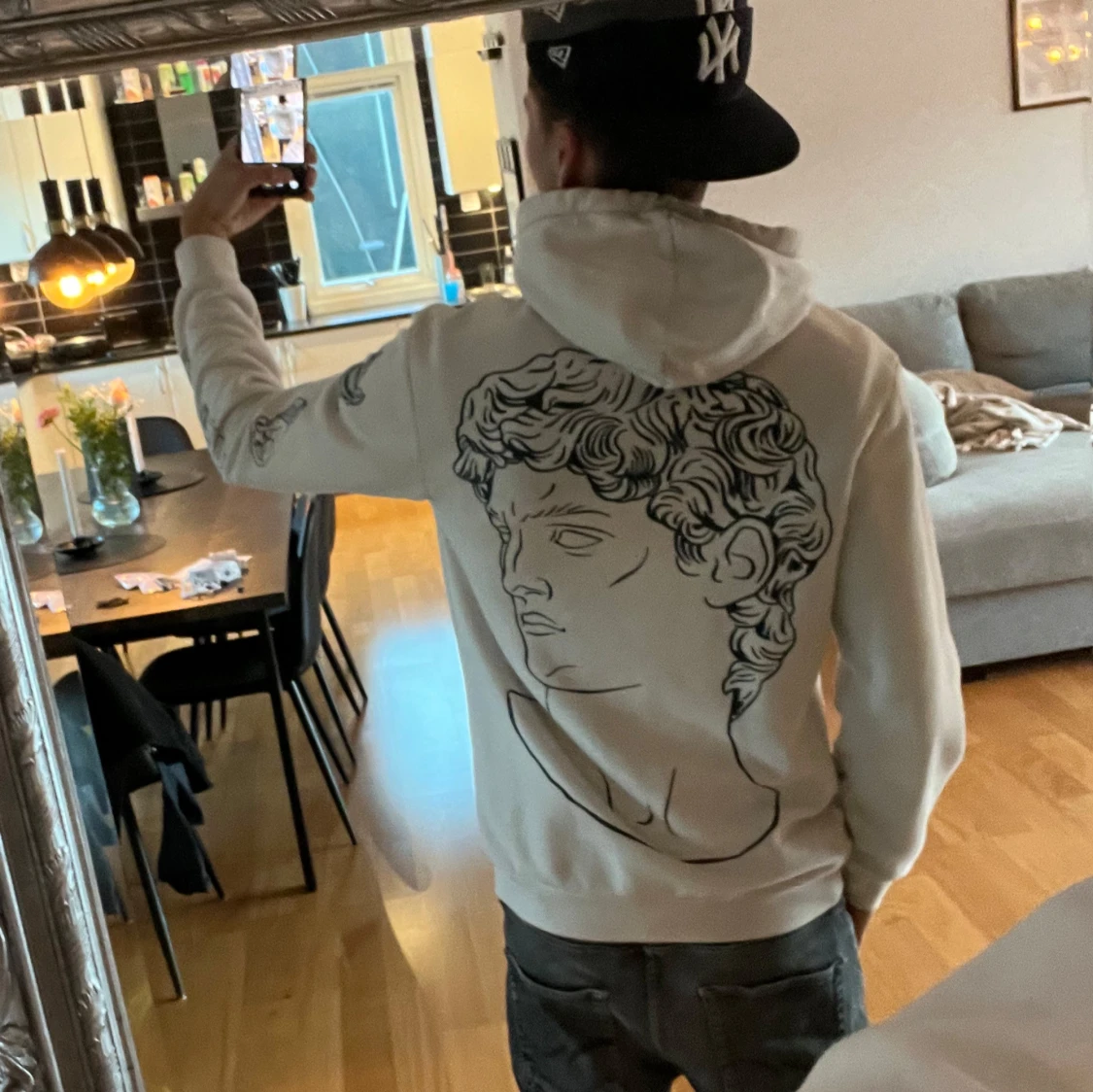 Vit hoodie med tryck  - 1