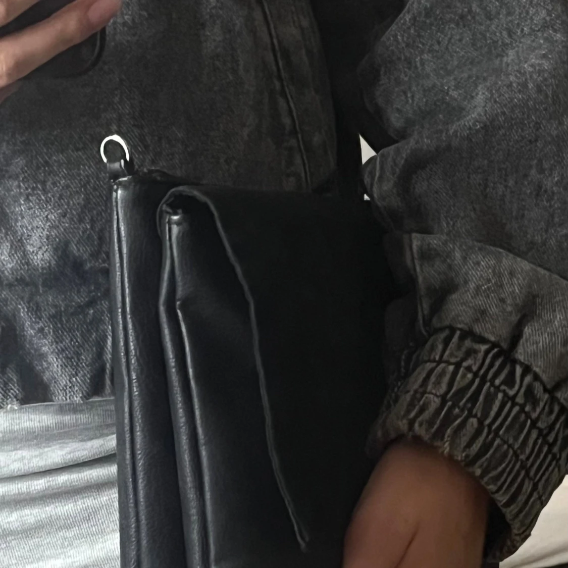 Svart mocka och skinn axelväska