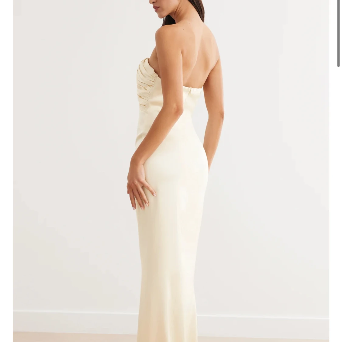 Champagnefärgad axelbandslös långklänning - 2