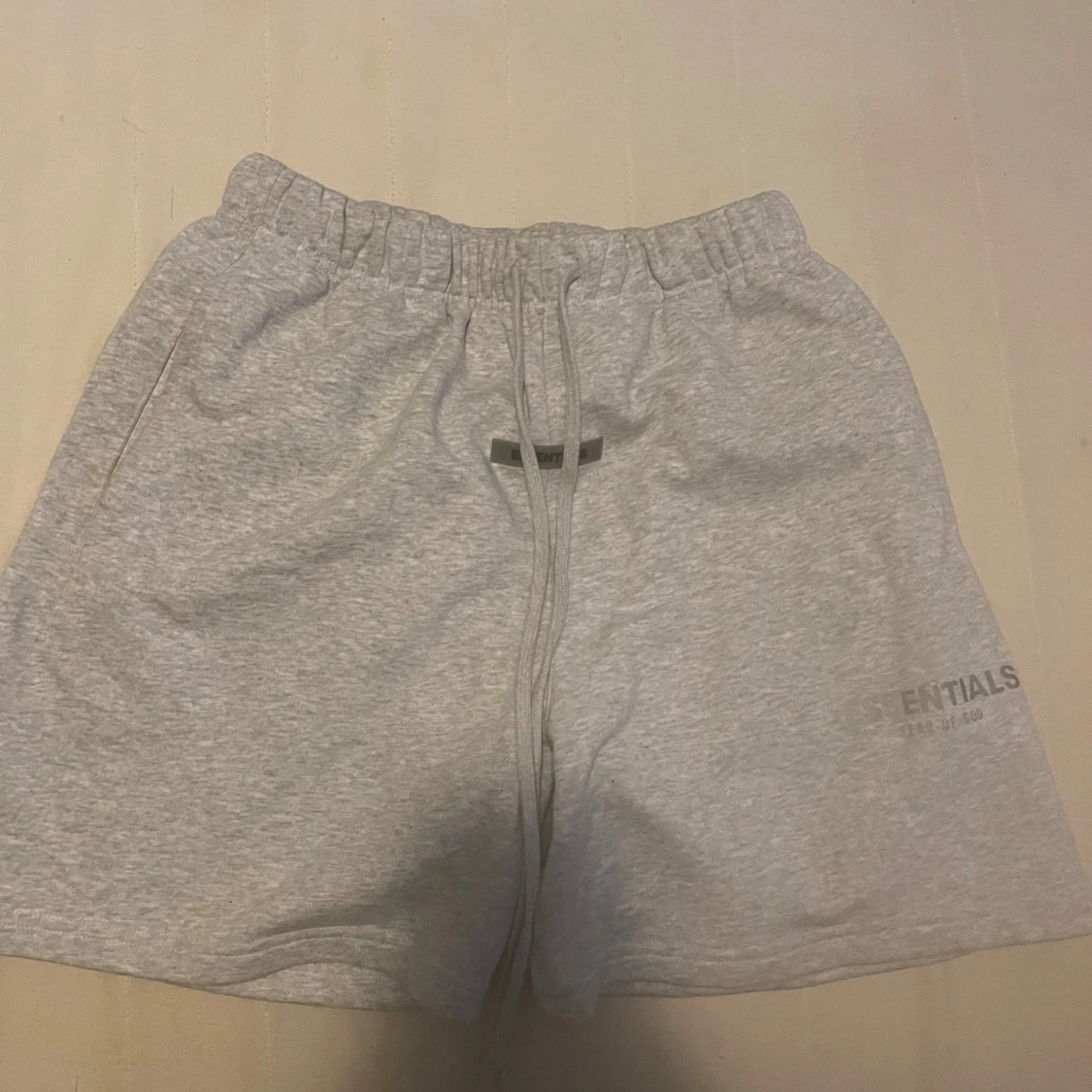 Grå Essentials Fear of God shorts