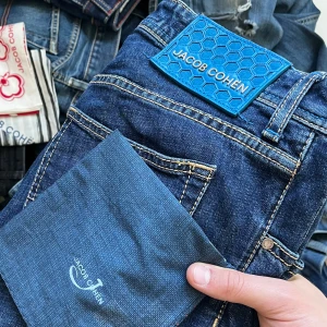 Jacob cohën jeans nick - Jacob cohën jeans nick, inga defekter! Modellen är 180,75 kg. Riktigt snygg patch! Mått A: 41 cm B: 98 cm. ✌️