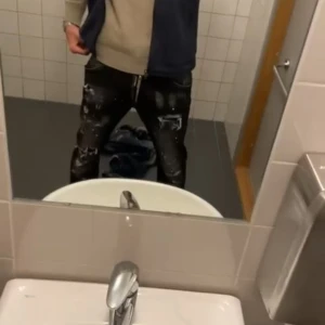 dsquared jeans  - knappt använda för stora för mig har tyvärr inte kvitto eller så.     