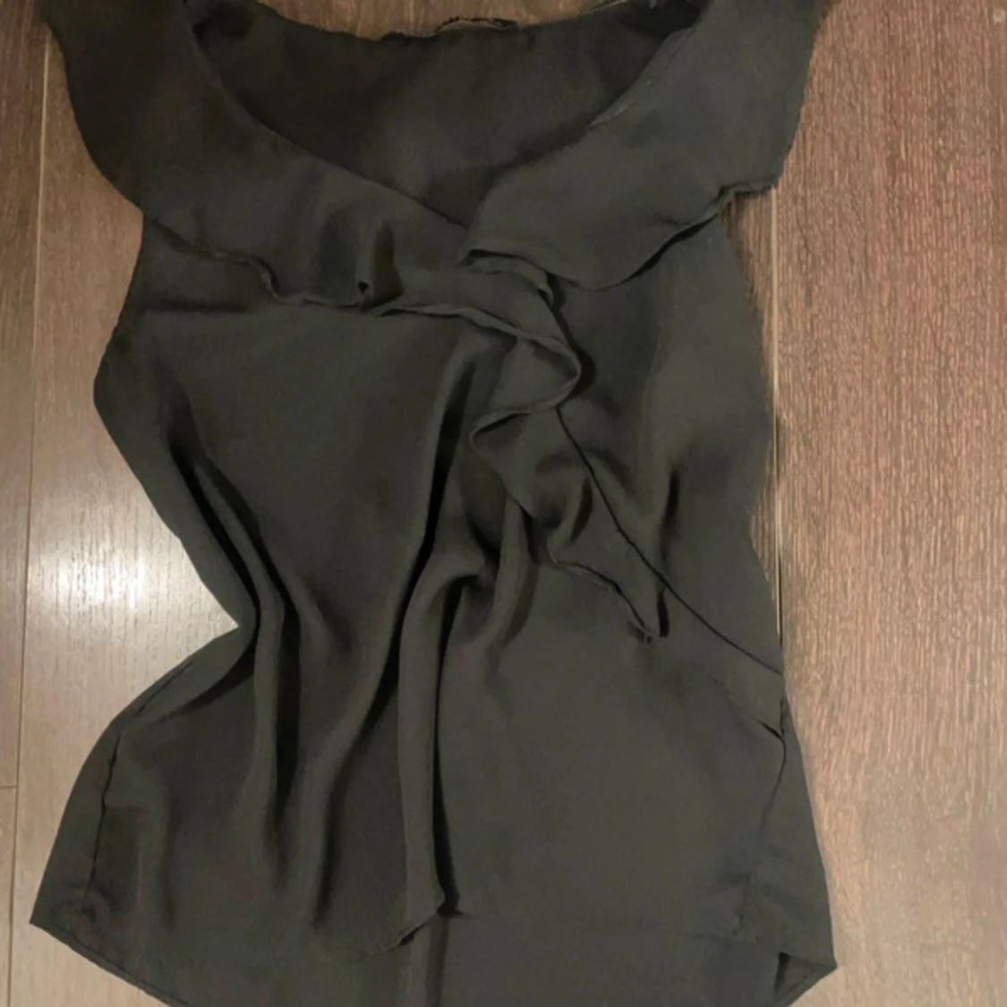 Svart ärmlös blus med volang - 1