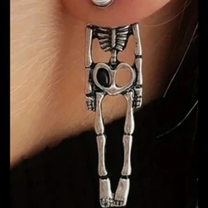  Helt nya Silvriga skelettörhängen -  Helt nya Unika örhängen i form av skelett, gjorda i silverfärgad metall. De har detaljerade ben och revben, vissa med huvud och vissa utan. Perfekt för dig som gillar edgy och annorlunda smycken med cool design.