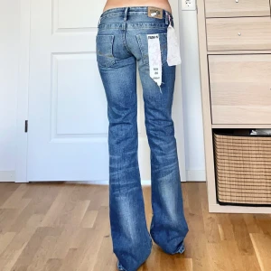 Lågmidjade bootcut jeans - Nya med lappar jättefina unika jeans, strl XS // midja 34cm tvärsöver, innerbenslängd 85cm💗