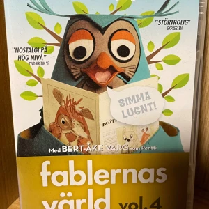 Fablernas värld vol. 4 DVD - Följ med till Fablernas värld där ugglan Jakob och hans vänner bjuder på 15 roliga och nostalgiska avsnitt. Perfekt för dig som gillar charmiga djurkaraktärer, humor och klassiska barnprogram. En digitalt restaurerad samling med originaldubbning från SVT.