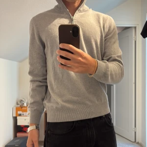 Gran sasso zip up - Sitter som small. Är 178cm o väger 66kg