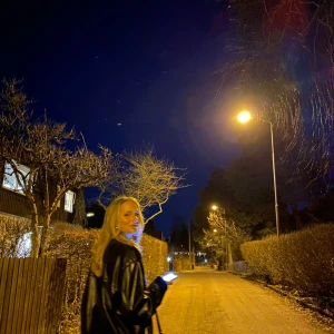 Svart skinnjacka från Zara - Säljer en svart skinnjacka från Zara med klassisk krage och dragkedja framtill. Jackan har en loose passform, resår vid midjan och långa ärmar. Perfekt för dig som vill ha en stilren och edgy look.