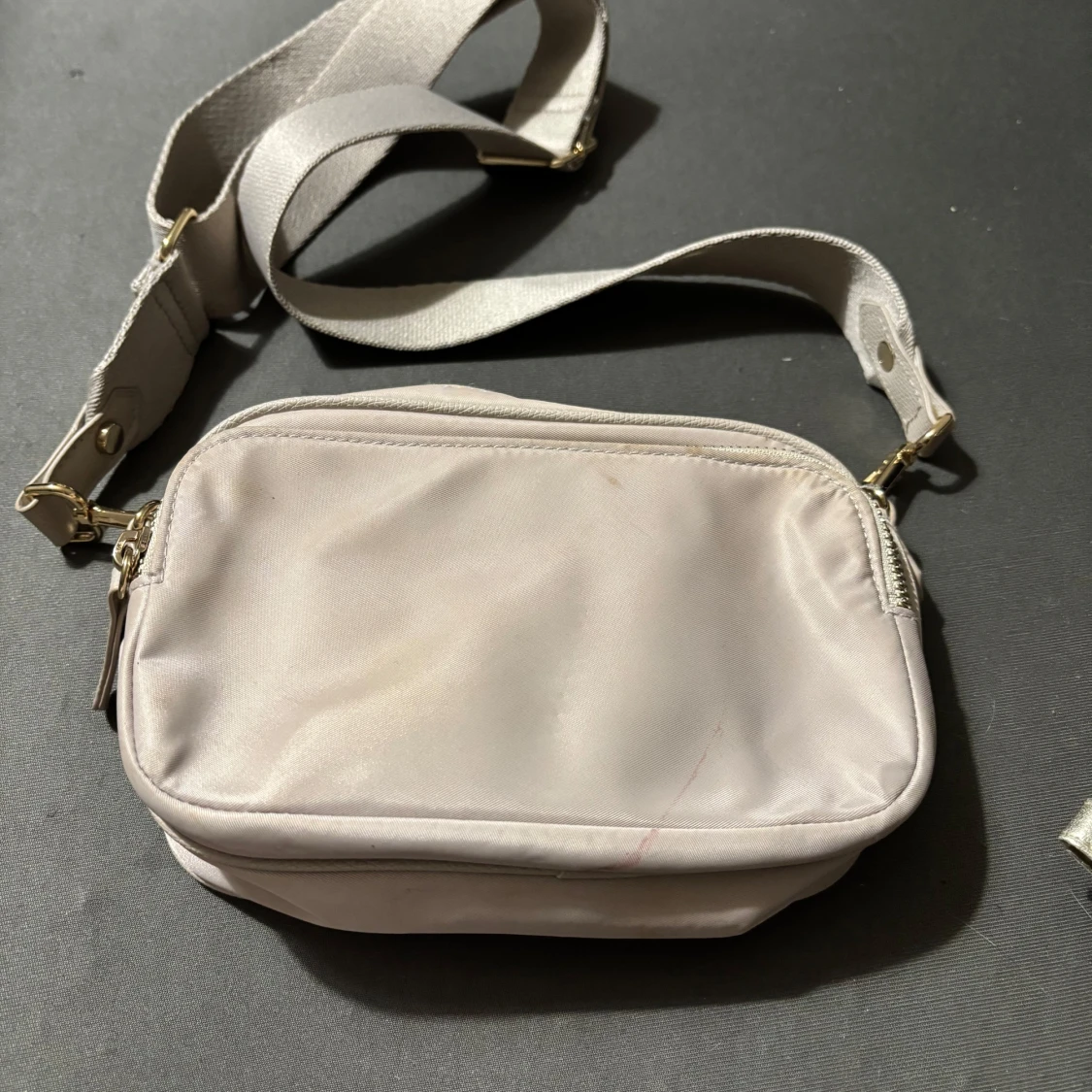 Beige axelväska med bred rem