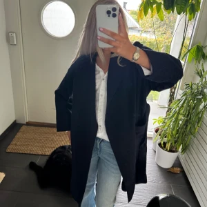 Marinblå kappa - Perfekt till hösten 