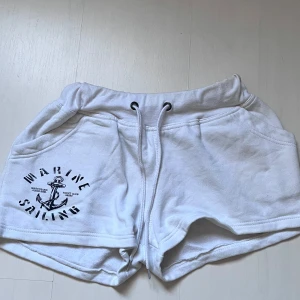 Vita Shorts - Dom är använda, de finns några gulaktiga fläckar om man kollar noga, dom syns alltså inte om man inte kollar riktigt noga 