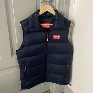 Huski wear väst - En jätte fin huski wear väst ny pris 1200kr mitt pris 499kr storlek S den har aldrig 🙅‍♂️ blivit använd jätte fin väst fraktar snabbt 📦pris kan diskuteras via intresse 👍