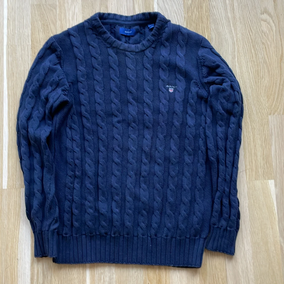 Mörkblå kabelstickad tröja GANT, stl 146/152