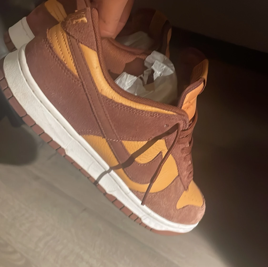 Nike Dunk Low i brunt och gult - 1