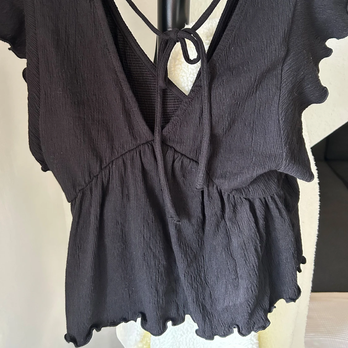 Svart kort top med volang - 2